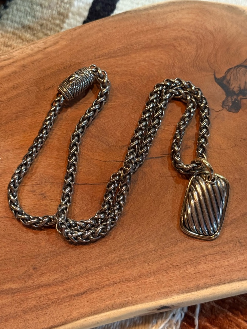 ✨ Unsigned Silver Tone Chain Necklace Textured Dog Tag Pendant Designer Inspired - Picture 6 of 7